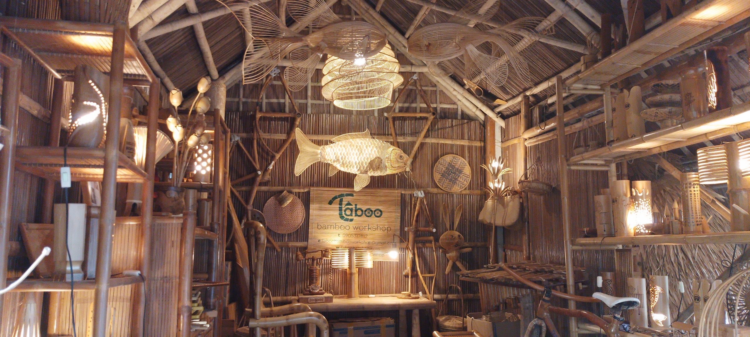 Xưởng tre Taboo Bamboo của gia đình anh Tân không chỉ được biết đến là xưởng sản xuất đồ lưu niệm, thủ công mỹ nghệ và vật dụng gia đình bằng tre, mà còn là một trong những điểm tham quan thu hút khách du lịch.